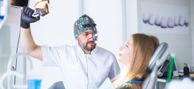 El Tribunal Supremo establece cuándo la relación entre odontólogos y clínicas dentales es laboral y cuándo es un arrendamiento de servicios. Descubre si er